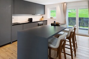 Køleskab, mikrobølgeovn, ovn, kogeplade
