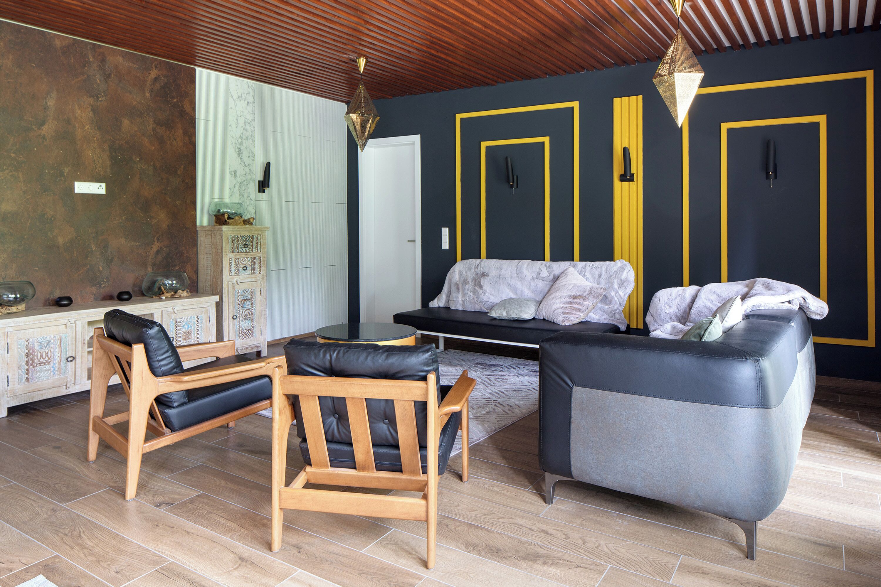 Een televisie en een tafeltennistafel