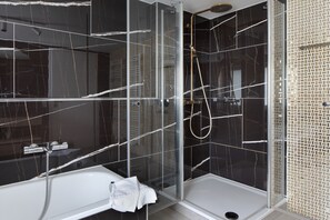 Ducha, secador de pelo, toallas