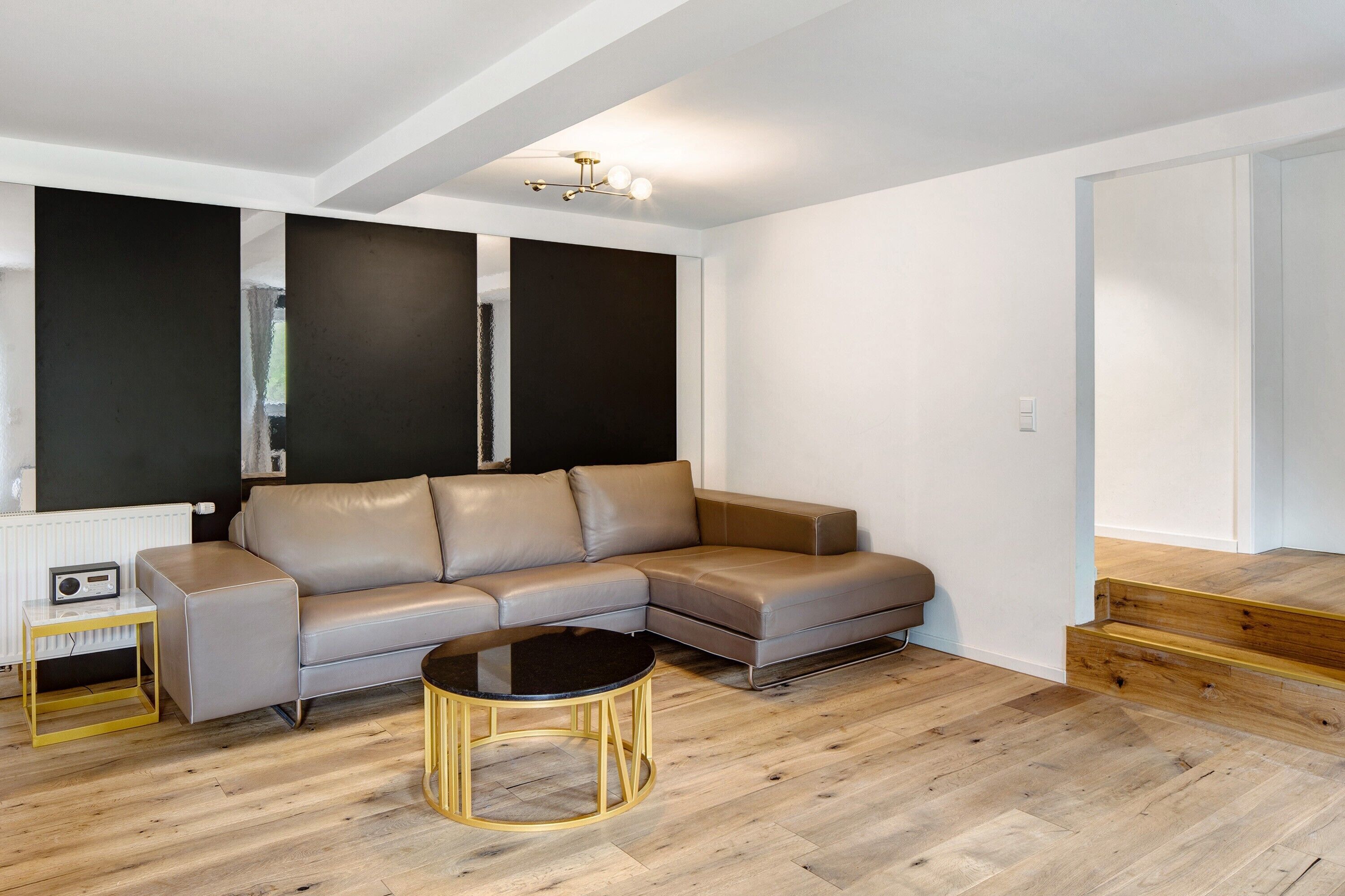 Een televisie en een tafeltennistafel