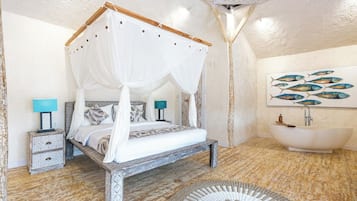 منزل صغير سوبيريور - بحوض استحمام - بمنظر للمسبح | أغطية فراش متميزة وخزنة داخل الغرفة وطراز فريد لكل وحدة وواي فاي مجانًا