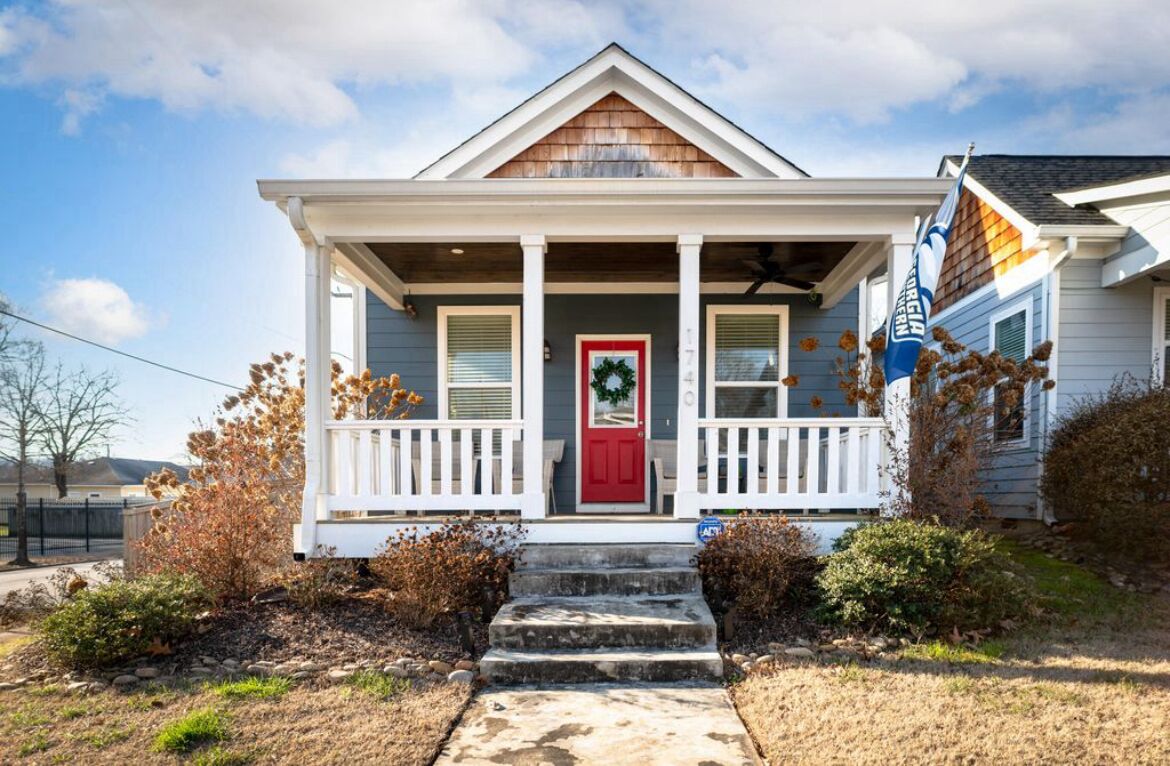 Charming Excellent Downtown 3-bed 2.5 bath house with a private fenced yard. 