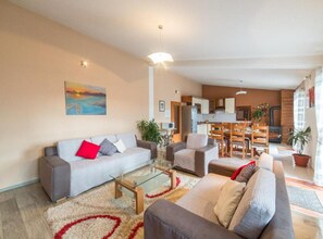 ヴィラ (Villa Marica - Five bedroom Villa wit) | リビングルーム | 32 インチの薄型テレビ (デジタル放送視聴可)