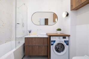 アパートメント 1 ベッドルーム バルコニー | バスルーム | バスアメニティ (無料)、タオル、石鹸、シャンプー