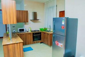 Appartement Deluxe | Cuisine privée | Réfrigérateur, four à micro-ondes, un four, lave-vaisselle