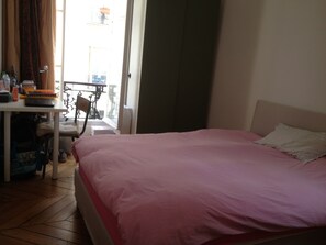 2 slaapkamers, een strijkplank/strijkijzer, gratis wifi, beddengoed