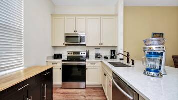 Refrigerador, horno, parrilla de estufa y lavavajillas