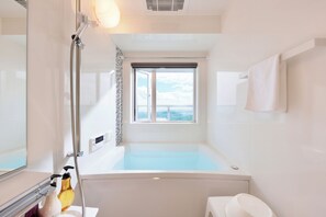 Duş/küvet kombinasyonu, jakuzi, ücretsiz banyo/kozmetik ürünleri 