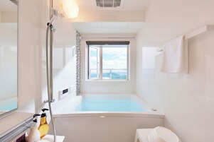 Combined shower/tub, jetted tub, free toiletries, hair dryer
