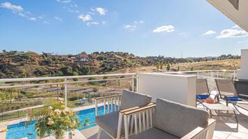 Appartement Familial, plusieurs chambres, 2 salles de bains (Luxury La Cala With Pool) | Terrasse/Patio