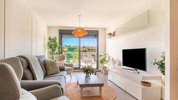 Apartamento família, vários quartos, 2 banheiros, ao lado da montanha (Luxury La Cala With Pool) | Área de estar