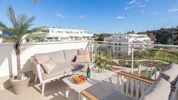 Apartamento família, vários quartos, 2 banheiros, ao lado da montanha (Luxury La Cala With Pool) | Terraço/pátio