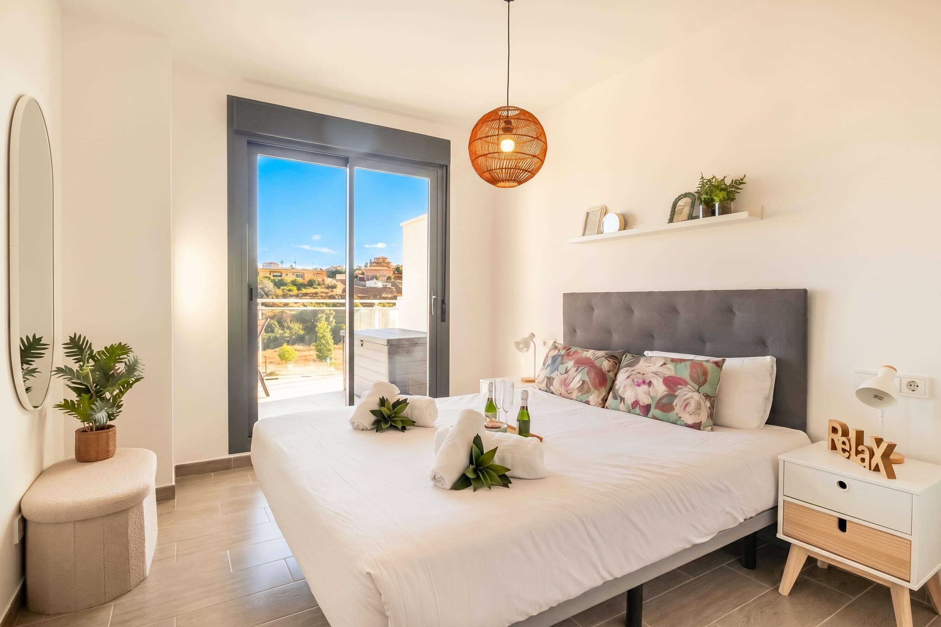 Familienapartment, Mehrere Schlafzimmer, 2 Bäder, Bergseite (Luxury La Cala With Pool) | 2 Schlafzimmer, Bügeleisen/Bügelbrett, kostenloses WLAN, Bettwäsche