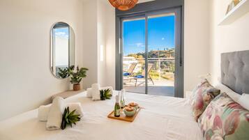 Apartamento familiar, varias habitaciones, 2 baños, junto a la montaña (Luxury La Cala With Pool) | Vistas desde la habitación