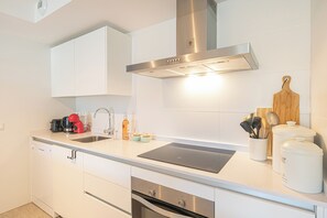 Frigorífico, microondas, horno y placa de cocina