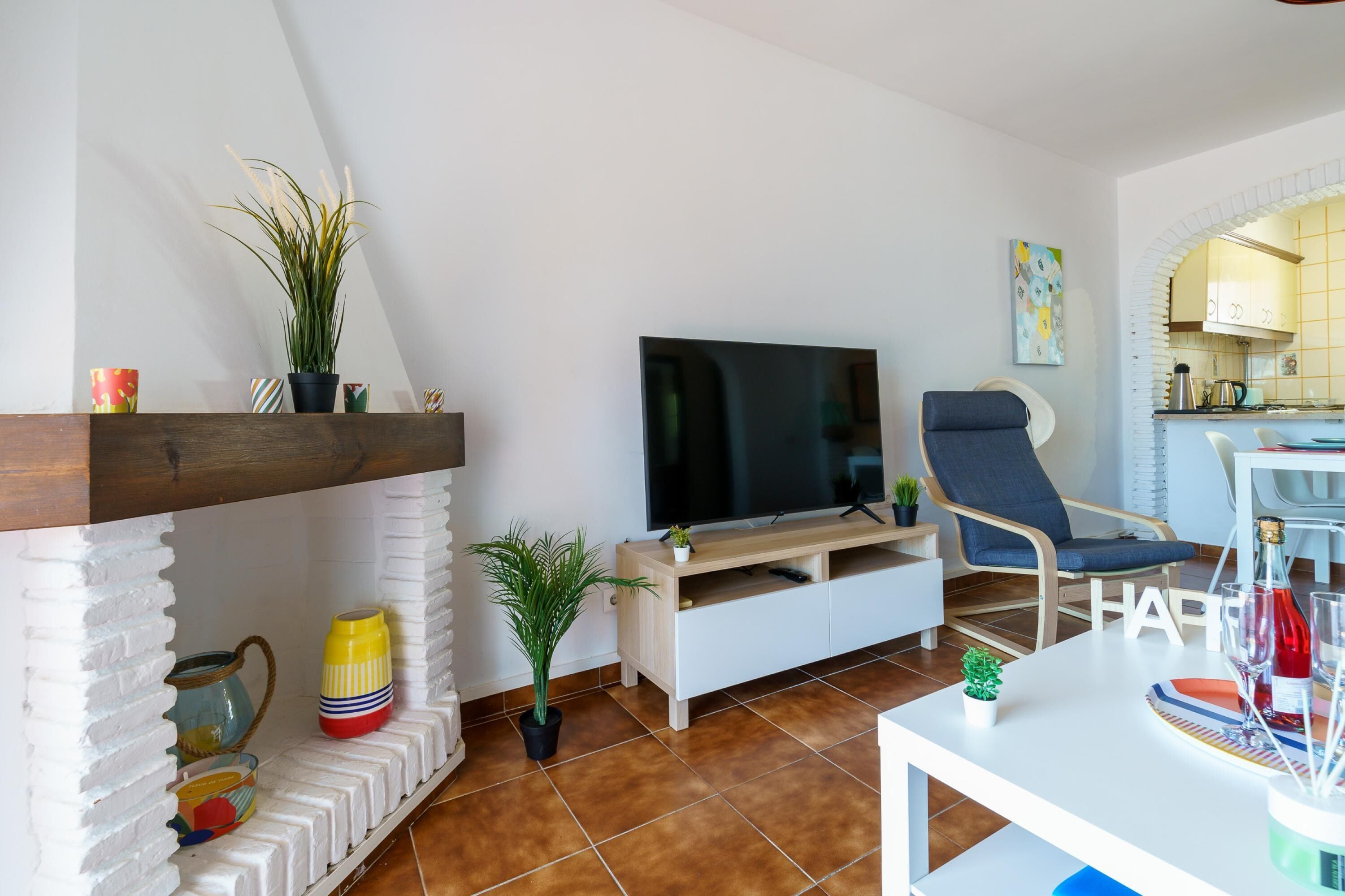 32-英寸智能电视（配备有线频道）