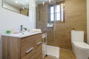 Shower, towels, soap, shampoo - Sunny Tranquility With Pool (Benalmádena)
