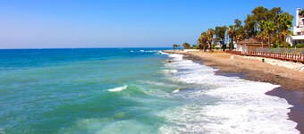 Sunny Tranquility With Pool