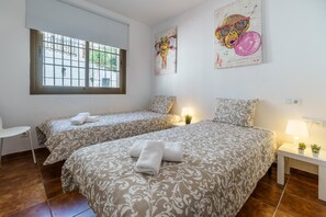 2 slaapkamers, een laptopwerkplek, een strijkplank/strijkijzer