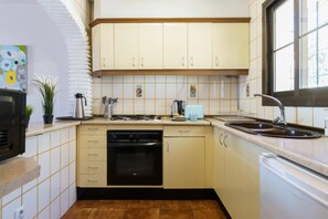 Kühlschrank, Mikrowelle, Herdplatte, Wasserkocher mit Kaffee-/Teezubehör