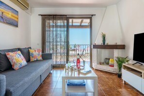Apartamento estándar, varias habitaciones, junto a la montaña (Sunny Tranquility With Pool) | Zona de estar | Smart TV de 32 pulgadas con canales por cable