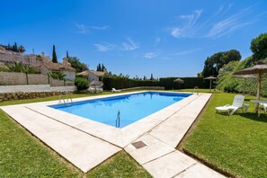Standard-Apartment, Mehrere Schlafzimmer, Bergseite (Sunny Tranquility With Pool) | Pool | Außenpool (je nach Saison geöffnet)