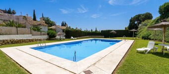 Sunny Tranquility With Pool