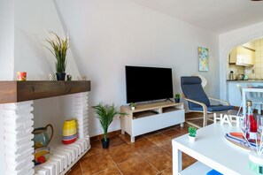 Standardlejlighed - flere soveværelser - ved bjerg (Sunny Tranquility With Pool) | Opholdsområde | 32-tommers smart-tv med kabelkanaler