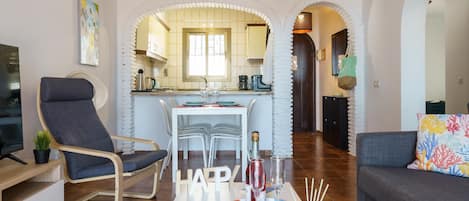 32 hüvelyk képátmérőjű
okostévé, amelyen többféle kábelcsatorna nézhető