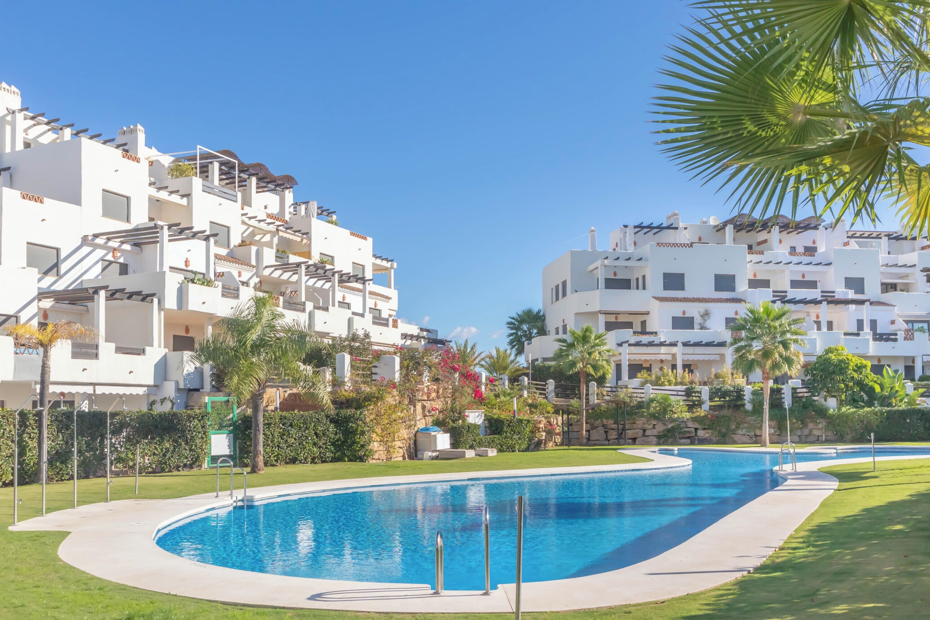 Una piscina al aire libre de temporada