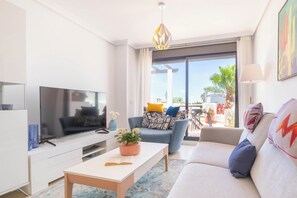Apartamento familiar, varias habitaciones, 2 baños, junto a la montaña (Sunset Boutique Resina Golf) | Zona de estar | Televisión de pantalla plana de 21 pulgadas con canales por cable