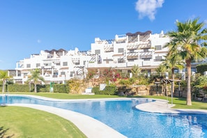 Apartamento familiar, varias habitaciones, 2 baños, junto a la montaña (Sunset Boutique Resina Golf) | Piscina | Una piscina al aire libre de temporada