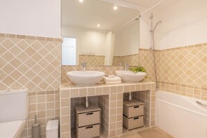 Family Apartment, Multiple Bedrooms, 2 Bathrooms, Mountainside (Sunset Boutique Resina Golf) | Bathroom | Combined shower/tub, hair dryer, towels, soap - Sunset Boutique Resina Golf (Estepona)