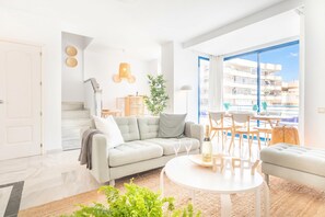 Penthouse Familial, plusieurs chambres, 2 salles de bains, vue mer (Marbella House PH85 with pool) | Coin séjour | Télévision à écran plat de 21 pouces avec chaînes par câble