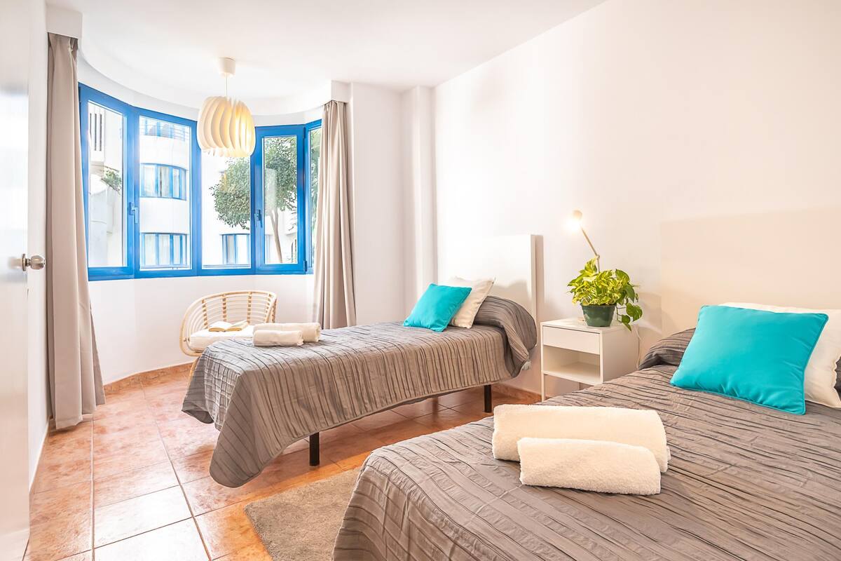 Perhehuoneisto, 2 makuuhuonetta, 2 kylpyhuonetta, meren rannalla (Marbella House GF30) | 2 makuuhuonetta, kannettavalle tietokoneelle sopiva työtila