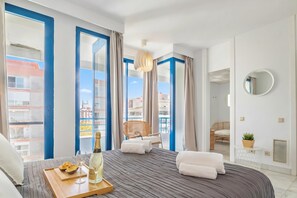 Penthouse Familial, plusieurs chambres, 2 salles de bains (Marbella Pool House PH78 On Sea Shore) | 2 chambres, espace de travail pour ordinateur portable, Wi-Fi gratuit