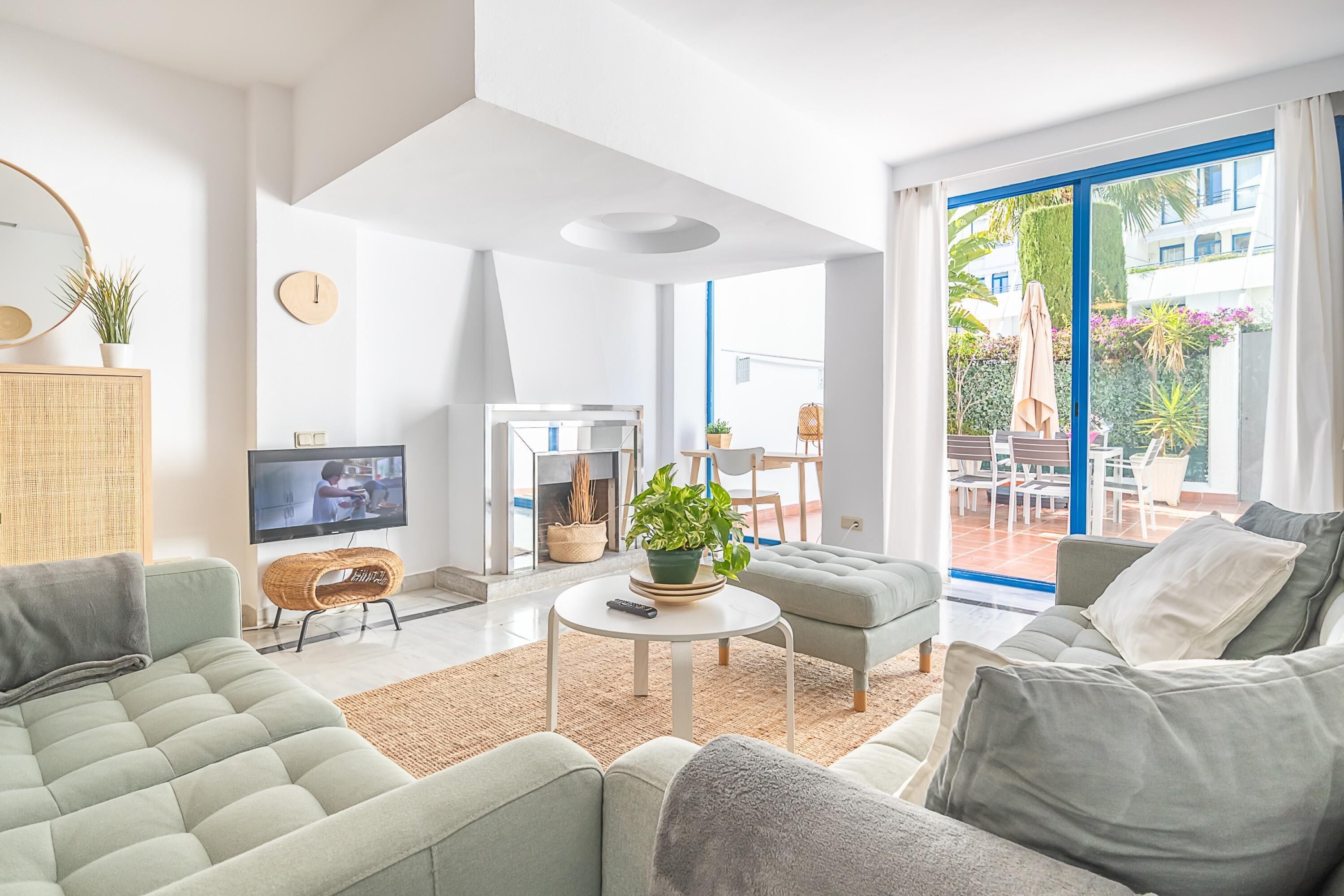 Apartamento familiar, varias habitaciones, 2 baños, mirando al mar (Marbella House GF30) | Zona de estar | Televisión de pantalla plana de 21 pulgadas con canales por cable
