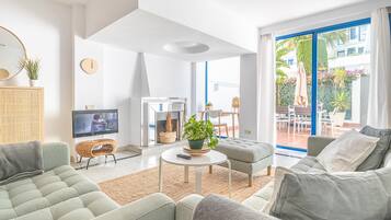 Apartamento familiar, varias habitaciones, 2 baños, mirando al mar (Marbella House GF30) | Zona de estar | Televisión de pantalla plana de 21 pulgadas con canales por cable