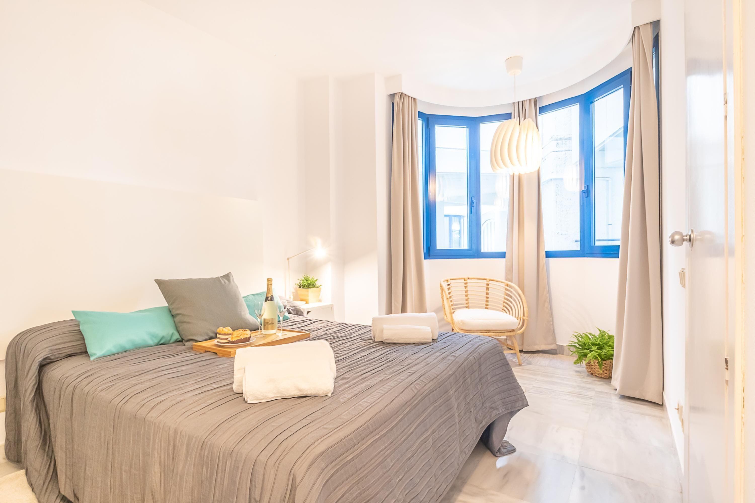 Familjelägenhet - flera sovrum - 2 badrum - mot havet (Marbella pool House GF55on sea shore) | 2 sovrum, arbetsyta för laptop, gratis wi-fi och sängkläder