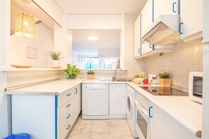 Departamento familiar, varias habitaciones, 2 baños (Marbella Pool House GF44 On Sea Shore) | Cocina privada | Refrigerador, microondas, horno y parrilla de estufa