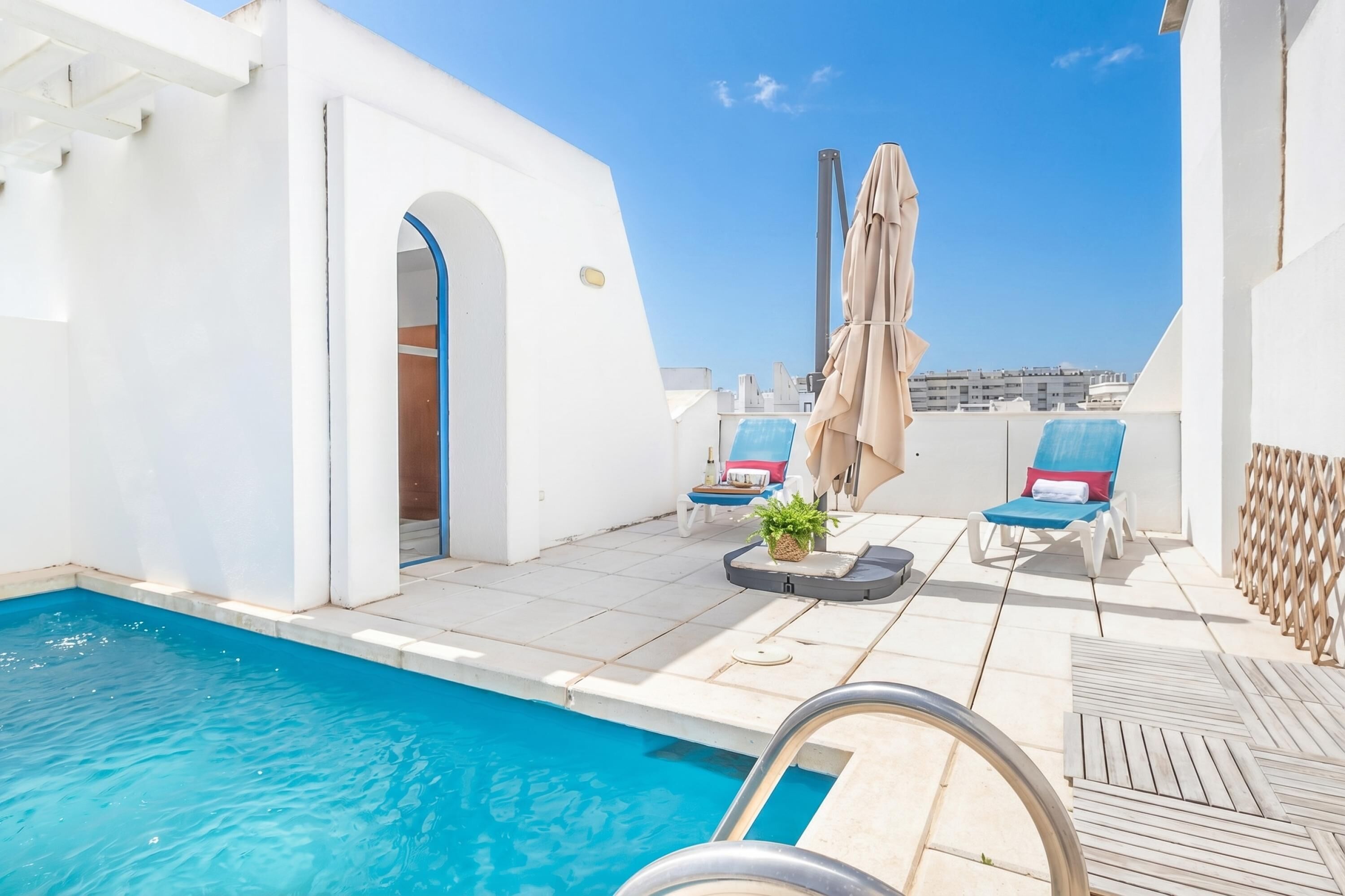 Penthouse Familial, plusieurs chambres, 2 salles de bains (Marbella Pool House PH78 On Sea Shore) | Piscine
