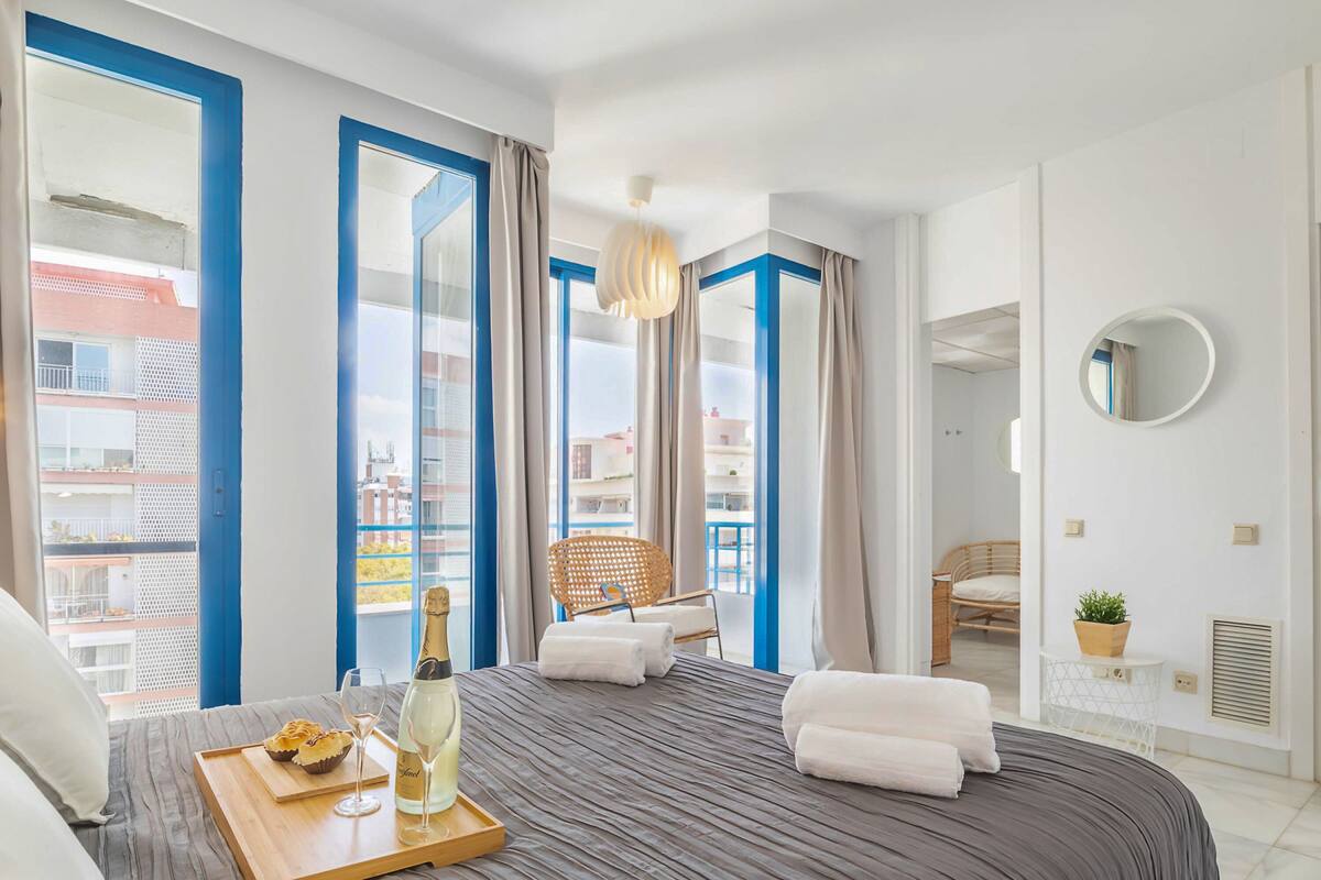 Perhekattohuoneisto, 2 makuuhuonetta, 2 kylpyhuonetta (Marbella Pool House PH78 On Sea Shore) | 2 makuuhuonetta, kannettavalle tietokoneelle sopiva työtila