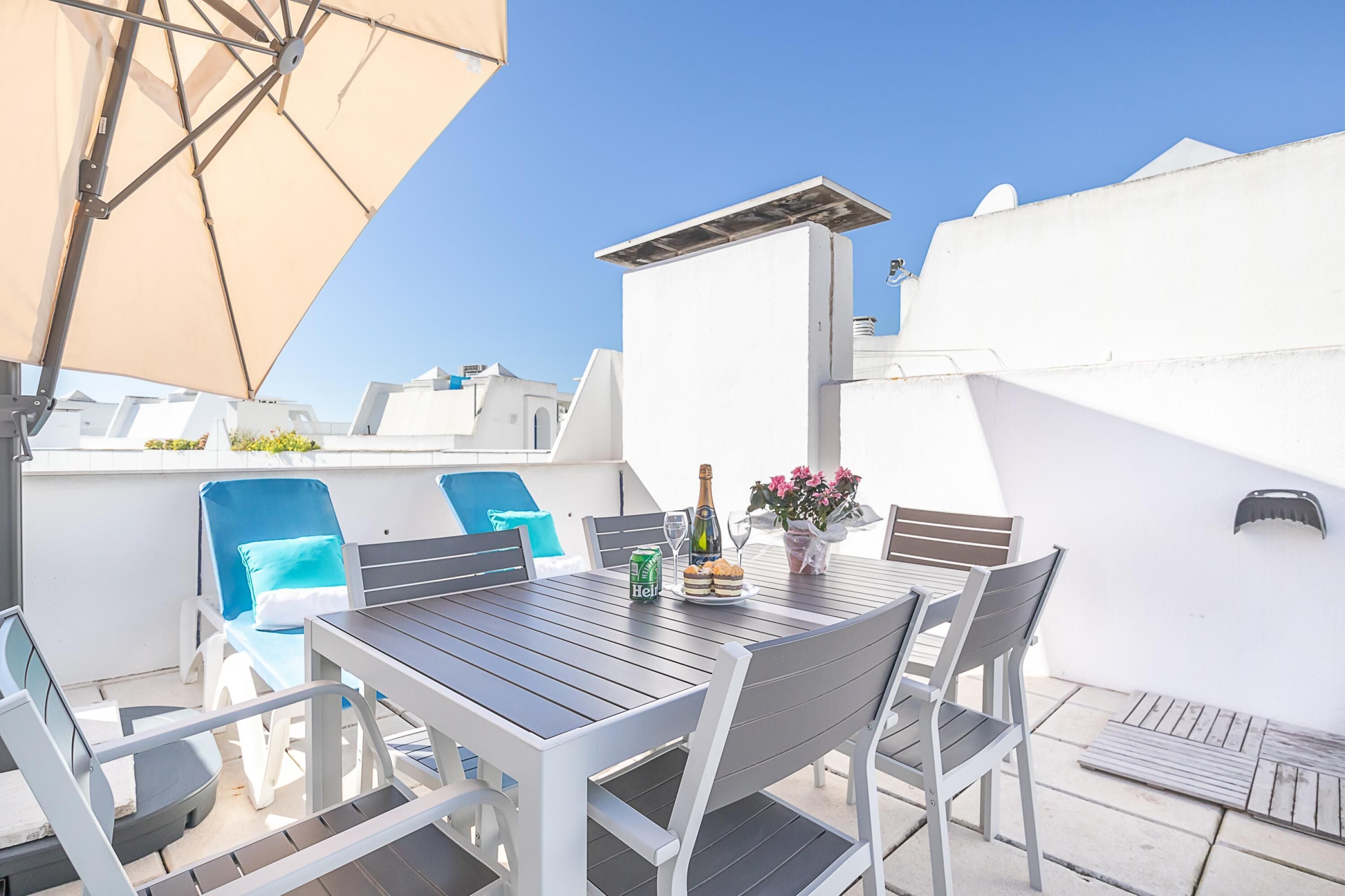 Family Penthouse, Multiple Bedrooms, 2 Bathrooms, Sea Facing (Marbella Pool House PH39 On Sea Shore) | Outdoor dining