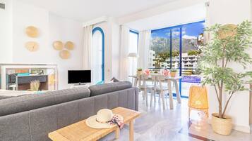 家庭顶层房, 2 间卧室, 双浴室, 临海 (Marbella pool House PH24 on sea shore) | 起居区 | 21-英寸纯平电视(配备有线频道)