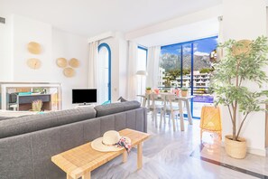 家庭顶层房, 2 间卧室, 双浴室, 临海 (Marbella pool House PH24 on sea shore) | 起居区 | 21-英寸纯平电视（配备有线频道）