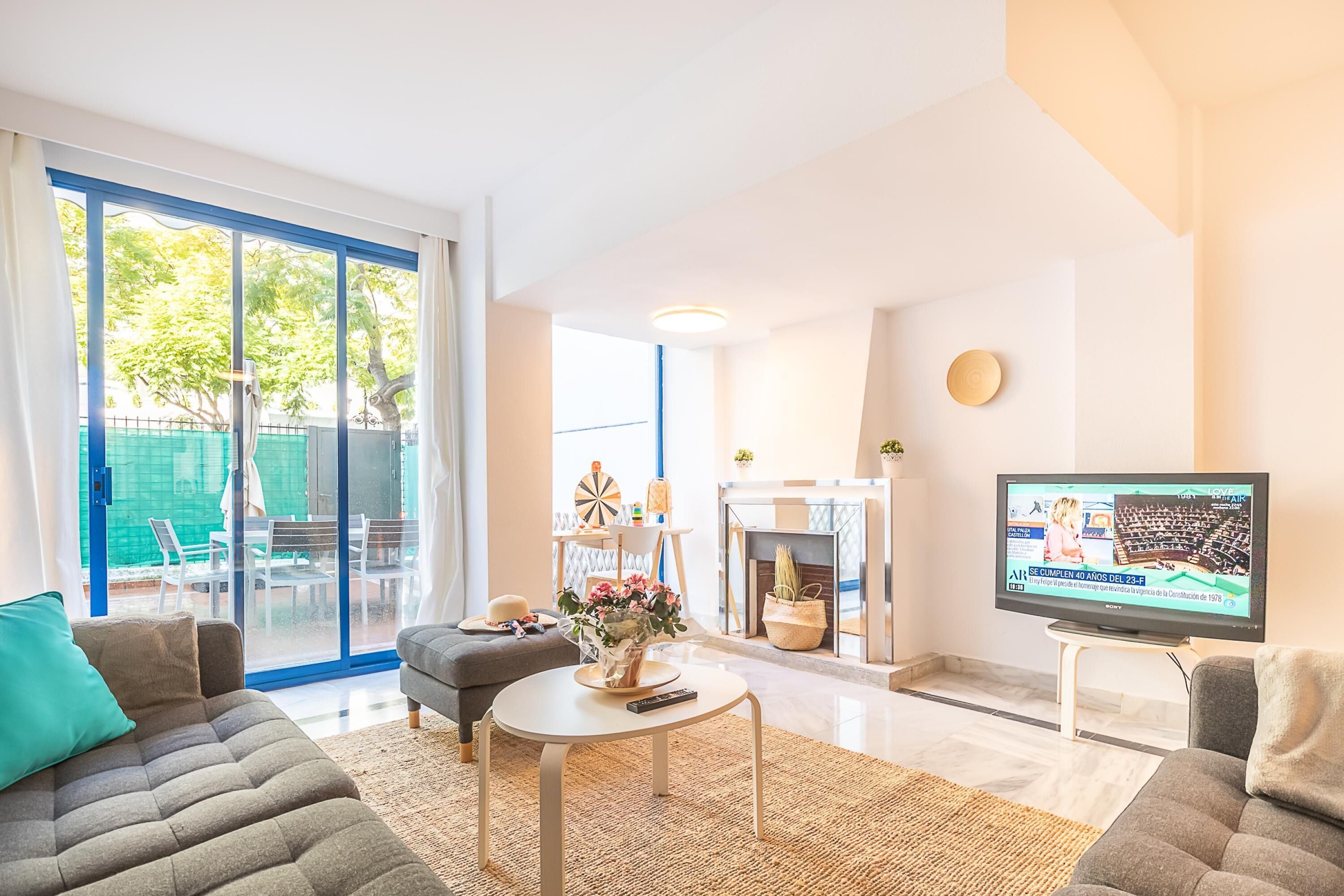 Familjelägenhet - flera sovrum - 2 badrum - mot havet (Marbella Pool House GF44 On Sea Shore) | Vardagsrum | 21-tums platt-tv med kabelkanaler