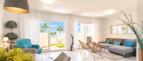 Family Apartment, Multiple Bedrooms, Mountainside (Calahonda Elegance With Pool And Sea) | Living area