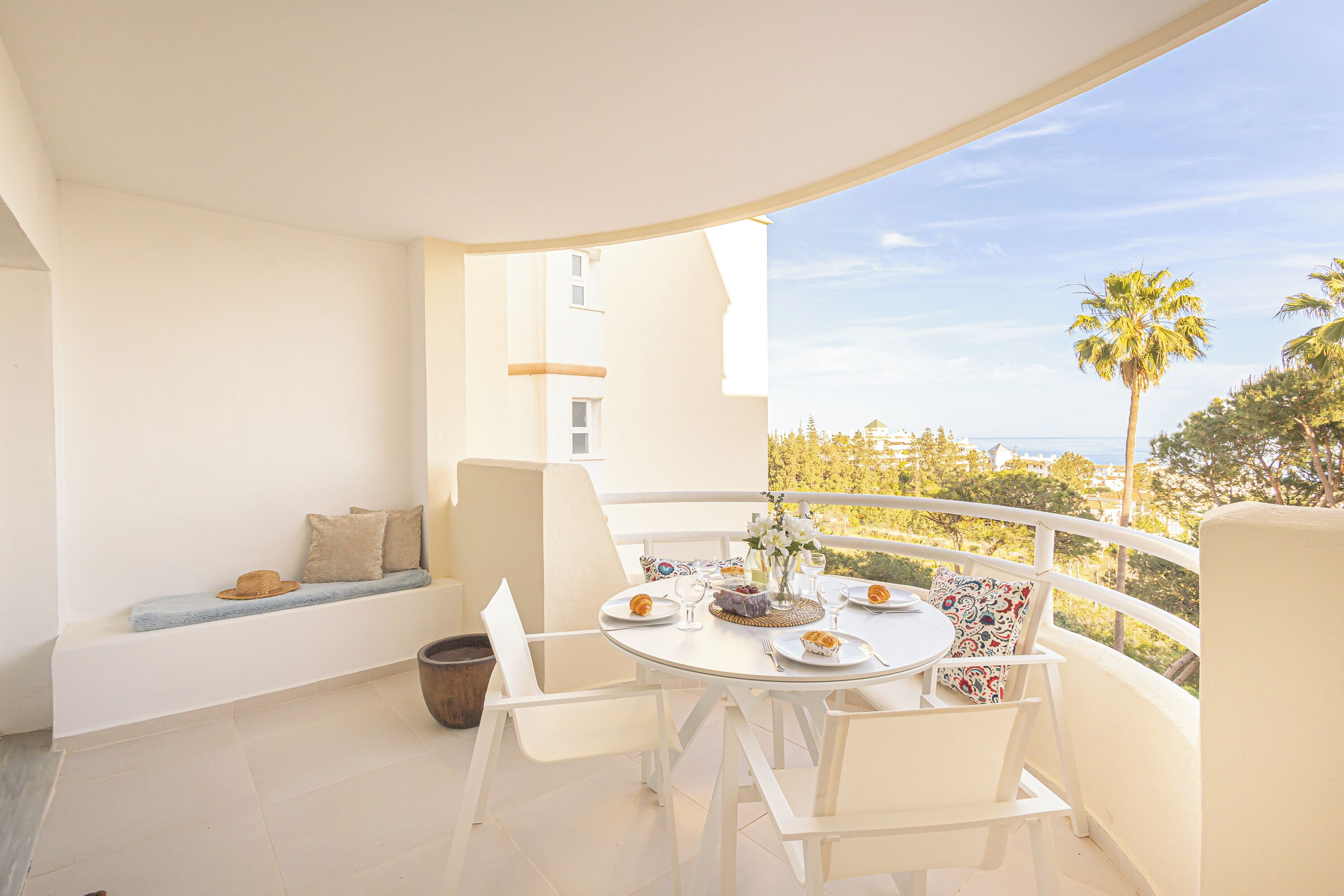 Family Apartment, Multiple Bedrooms, Mountainside (Calahonda Elegance With Pool And Sea) | Outdoor dining