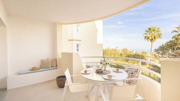 Family Apartment, Multiple Bedrooms, Mountainside (Calahonda Elegance With Pool And Sea) | Outdoor dining