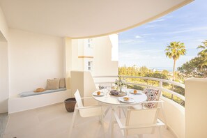 Familienapartment, Mehrere Schlafzimmer, Bergseite (Calahonda Elegance With Pool And Sea) | Speisen im Freien